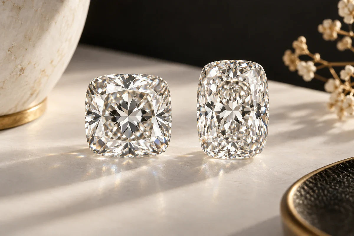 Două diamante cushion, unul aproape pătrat și unul alungit.
