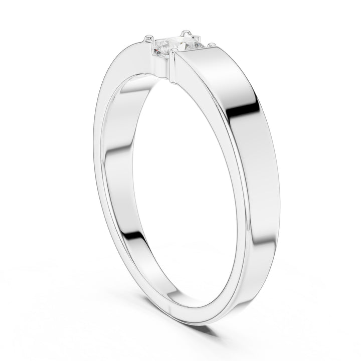 Le Signe Franc, verighetă cu un diamant rotund și bandă netedă, metal alb, vedere oblică.