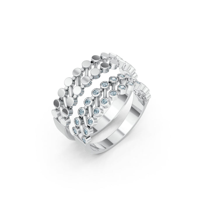Les Cercles Accordés, două verighete cu cercuri unite prin linii oblice, una cu diamante și una cu discuri lucioase fără diamante, vedere oblică, cu inelele suprapuse, metal alb.