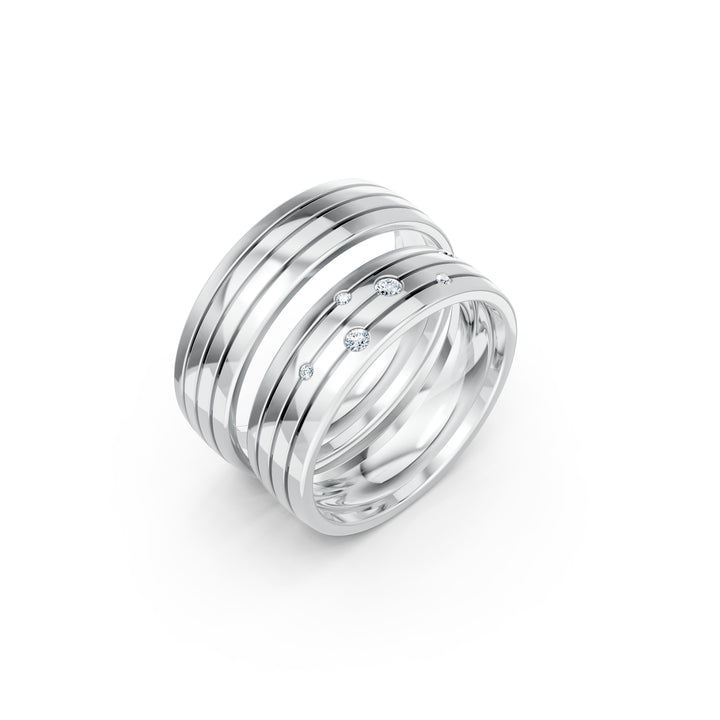 Le Sillon Commun, două verighete cu linii paralele, una cu șase diamante rotunde și una fără pietre, metal alb, vedere oblică, verighete suprapuse.
