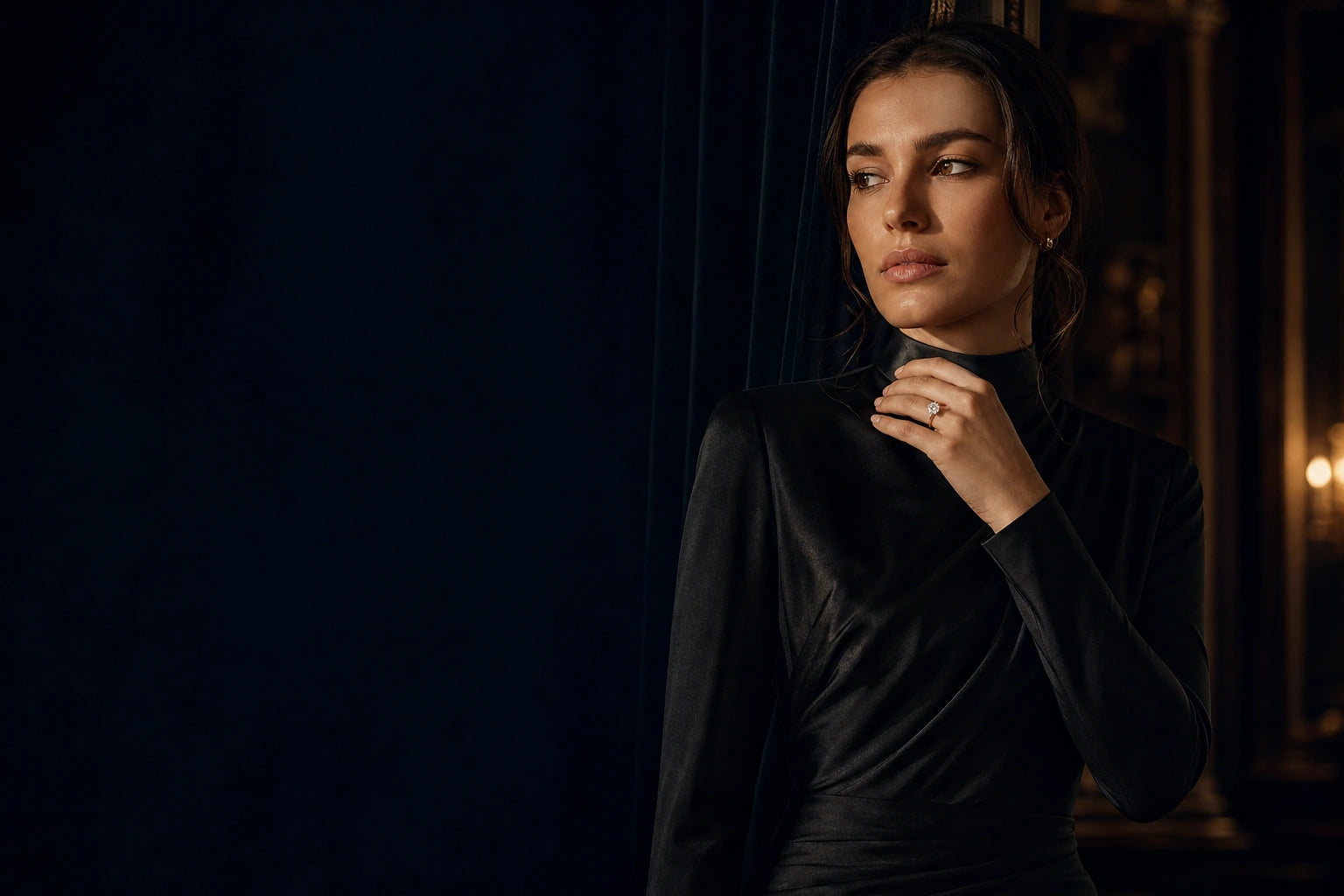 Femeia Corsaille într-un salon nocturn, purtând un inel solitaire cu diamant